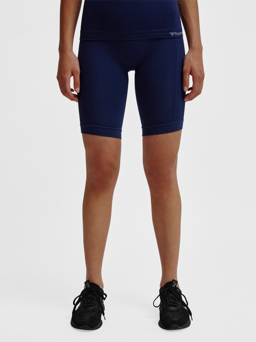 hmlTIF SEAMLESS CYLING SHORTS, BLACK IRIS, model