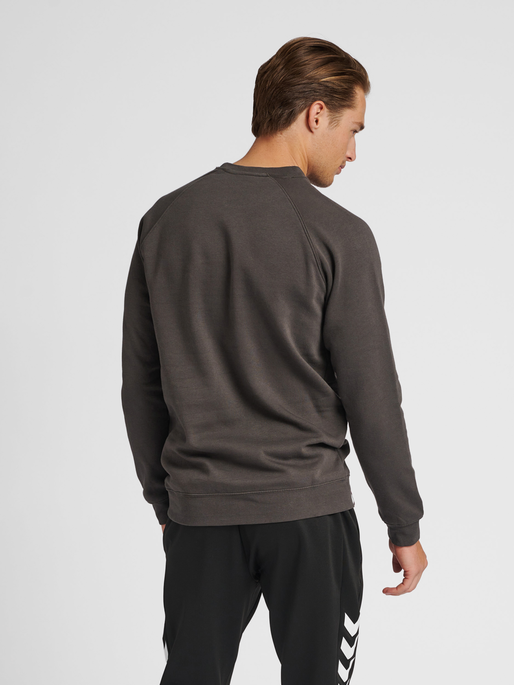 hmlRED CLASSIC SWEATSHIRT, RAVEN, model