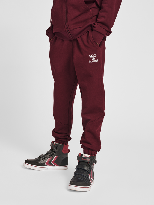 hmlNUETTE PANTS, WINDSOR WINE, model