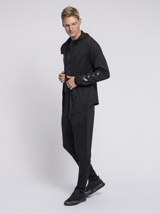 hmlASTON ZIP HOODIE, BLACK, model