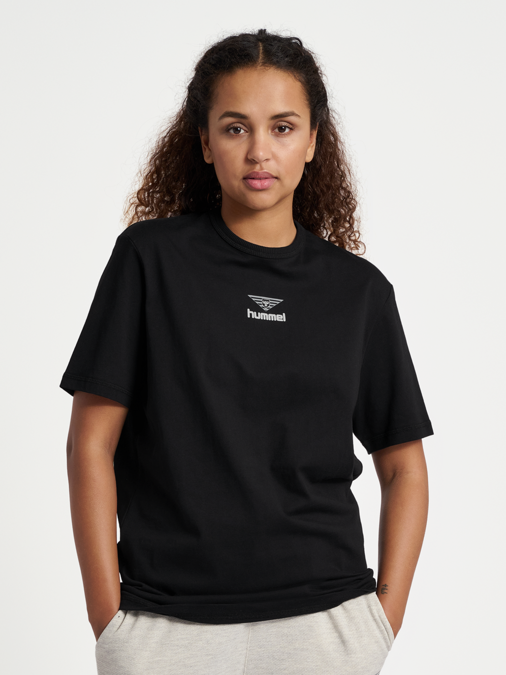 hmlHIVE WADE T-SHIRT, BLACK, model