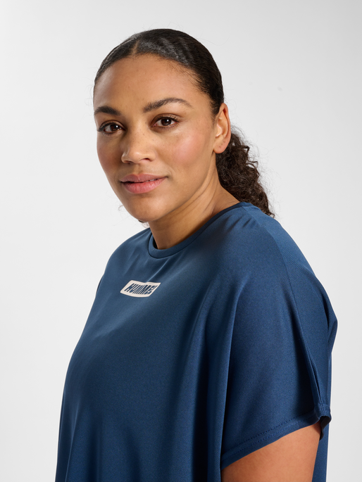 hmlTE CURVY LOOSE T-SHIRT PLUS, INSIGNIA BLUE, model