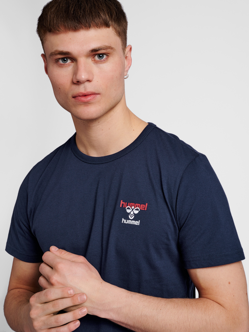 hmlIC DAYTON T-SHIRT, PEACOAT, model