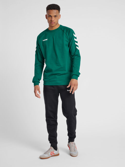 HUMMEL GO COTTON SWEATSHIRT, EVERGREEN, model