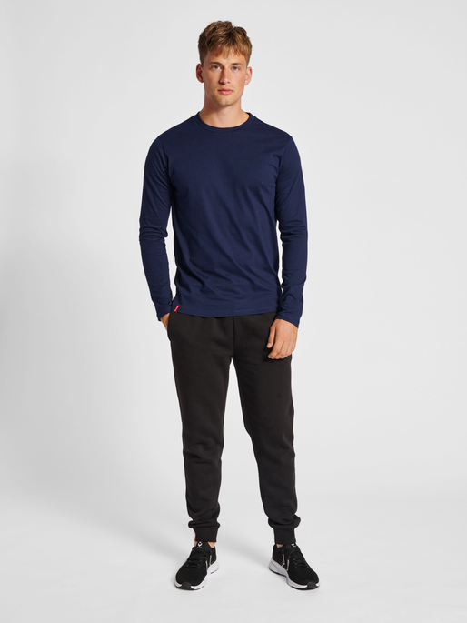 hmlRED HEAVY T-SHIRT L/S, MARINE, model