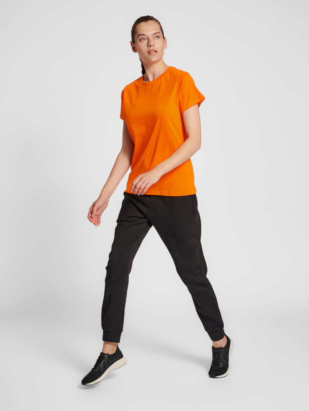 hmlRED BASIC T-SHIRT S/S WOMAN, 5190, model