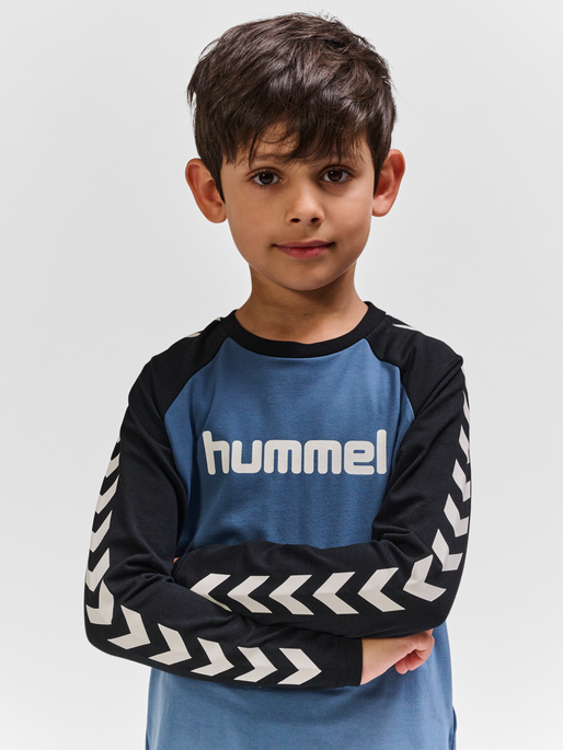 hmlBOYS T-SHIRT L/S, BERING SEA/BLACK, model