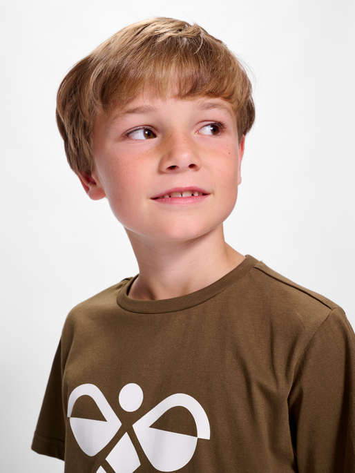 hmlTRES T-SHIRT S/S, BEECH, model