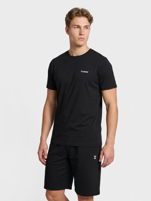 hmlPULSE GRAPHIC T-SHIRT S/S, BLACK, model