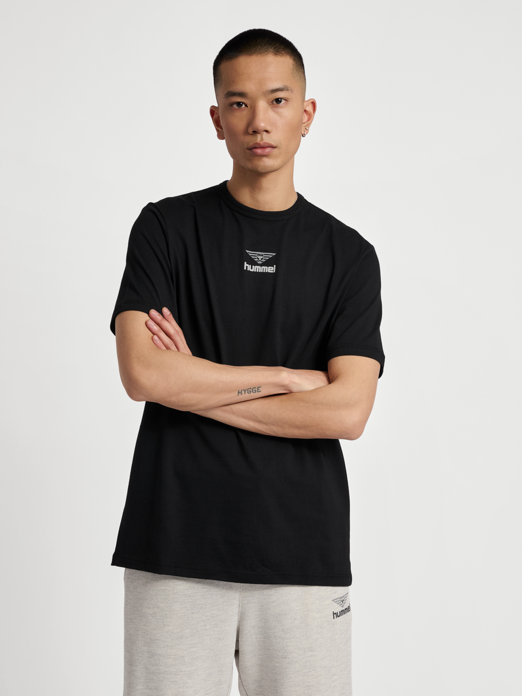 hmlHIVE WADE T-SHIRT, BLACK, model
