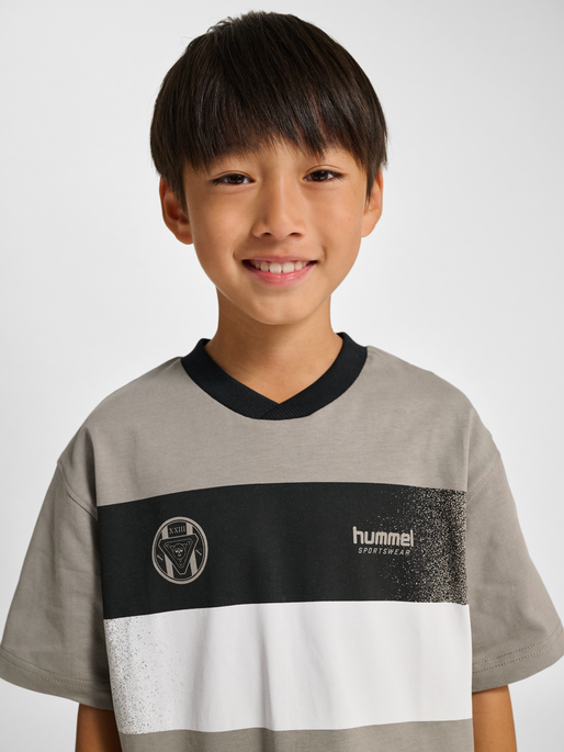 hmlJR LOOSE CHANGE T-SHIRT SS, ROCK RIDGE, model