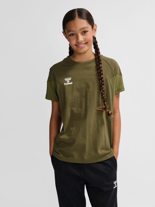 hmlTRAVEL T-SHIRT S/S KIDS, MILITARY OLIVE, model