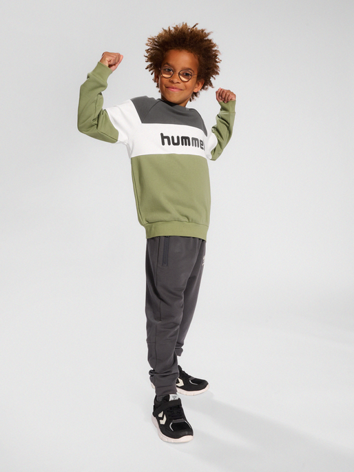 hmlCLAES SWEATSHIRT, OIL GREEN, model
