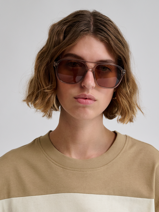 hmlLOOSE T-SHIRT S/S BEES STRIPE, TOFU/CORNSTALK, model