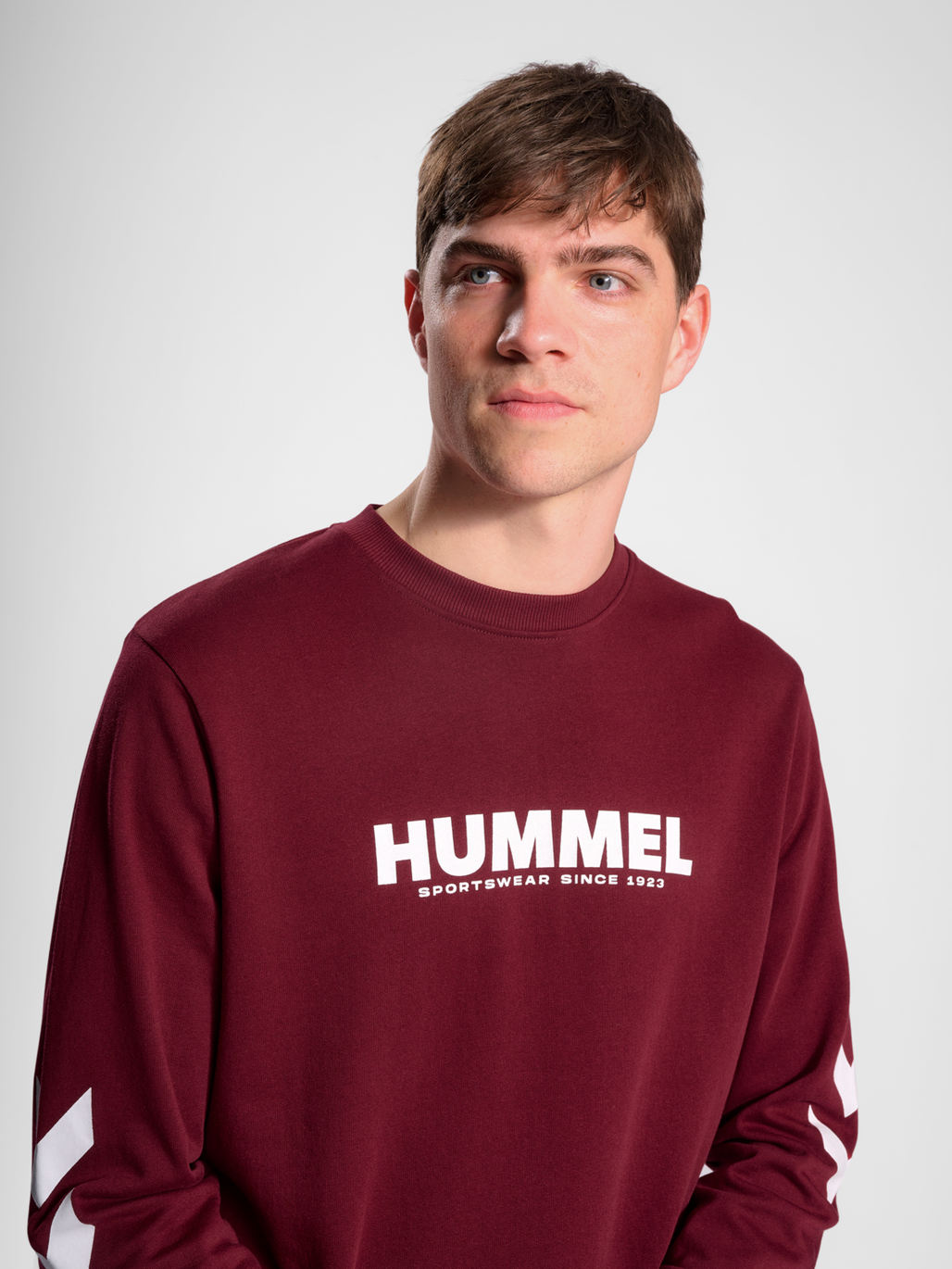 hmlLEGACY SWEATSHIRT, CABERNET, model