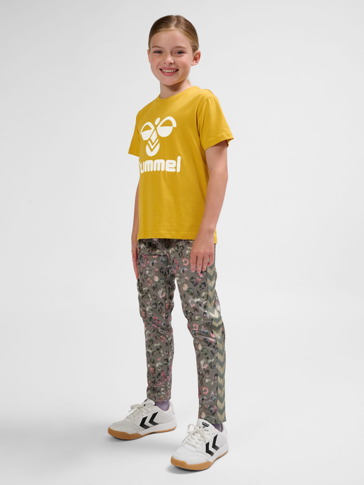 hmlTRES T-SHIRT S/S, GOLDEN SPICE, model