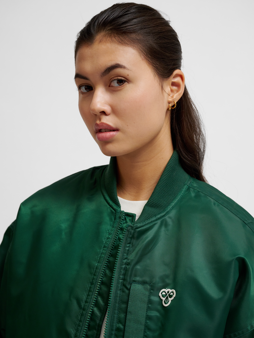 hmlBASEBALL JACKET BEE, DARK GREEN, model