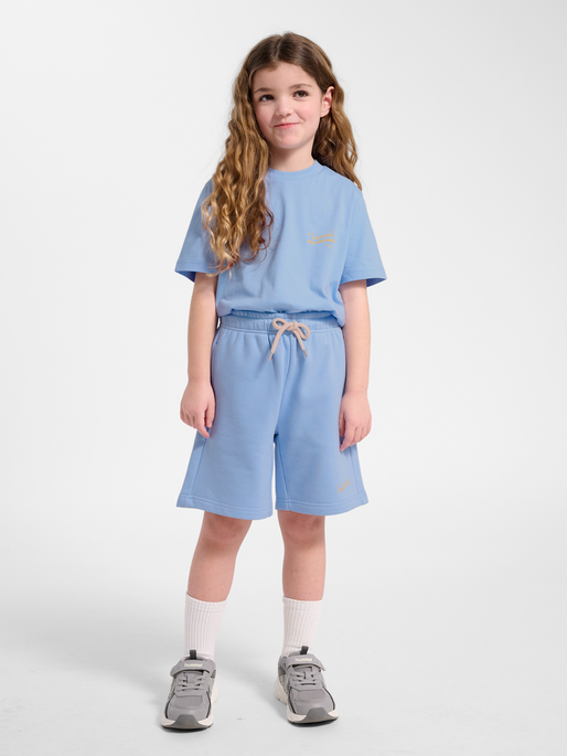 hmlJR REG GRAPHIC T-SHIRT S/S, SERENITY, model