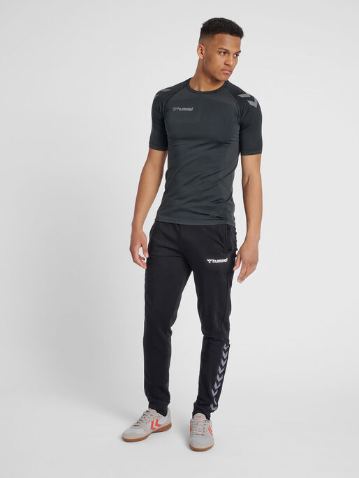 hmlAUTHENTIC SWEAT PANT, BLACK, model