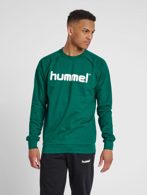HUMMEL GO COTTON LOGO SWEATSHIRT, EVERGREEN, model