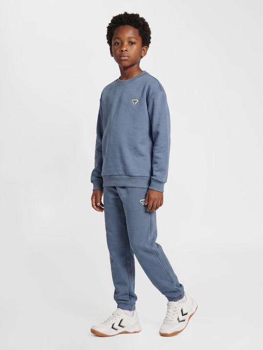 hmlJR LOOSE SWEATPANTS BEE, FLINT STONE, model