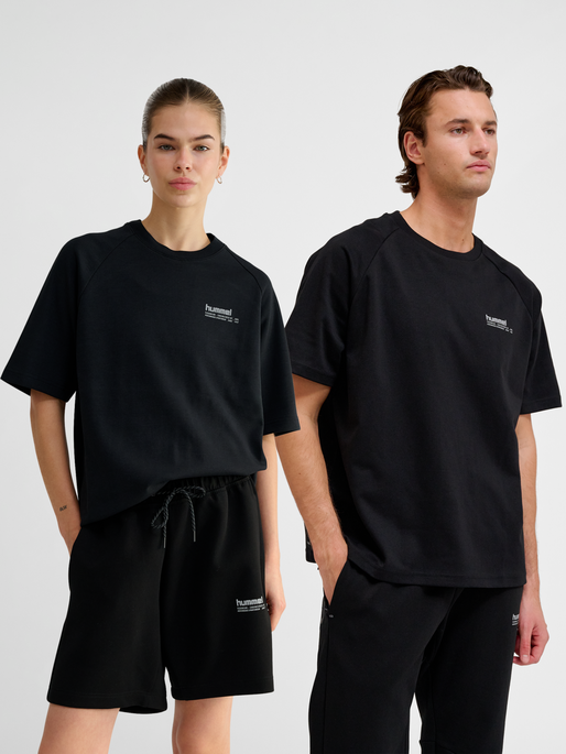 hmlTECH LOOSE T-SHIRT, BLACK, model