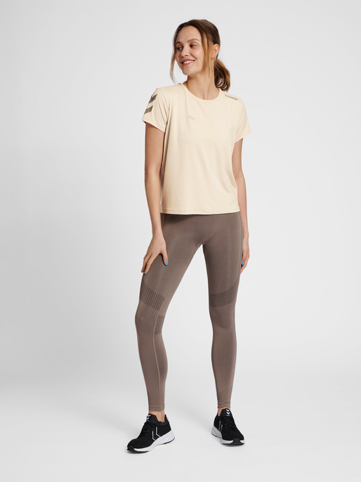 hmlMT TAYLOR T-SHIRT, CHATEAU GRAY, model
