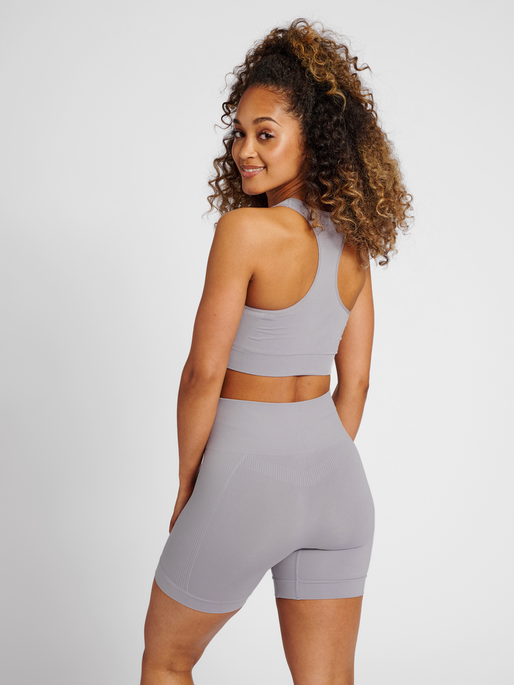 hmlTIF SEAMLESS SPORTS TOP, MINIMAL GRAY, model