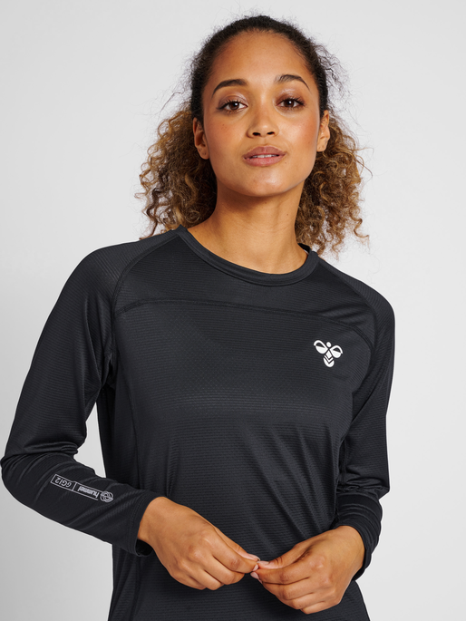 hmlGG12 TRAINING TEE L/S WOMAN, BLACK, model