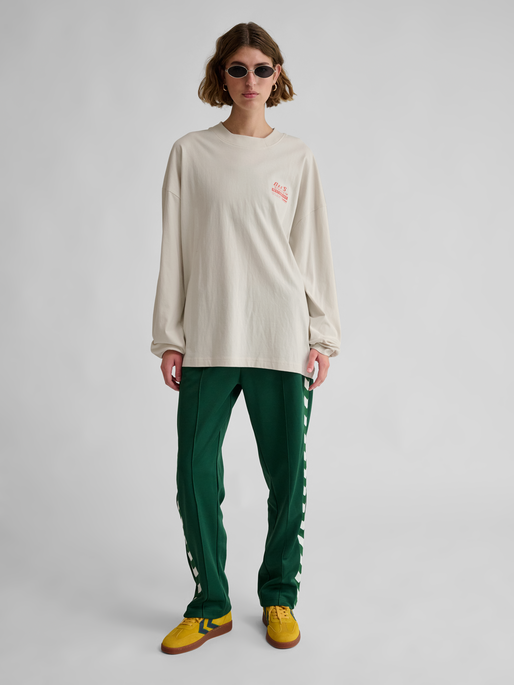 hmlLOOSE T-SHIRT L/S BEES STADIUM, TOFU, model