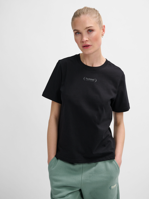 hmlPAOLA REGULAR T-SHIRT, BLACK, model