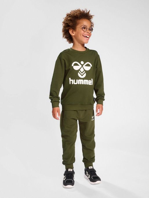 hmlON PANTS, OLIVE NIGHT, model