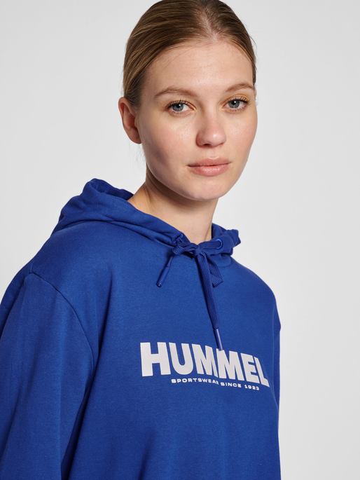 hmlLEGACY LOGO HOODIE, MAZARINE BLUE, model