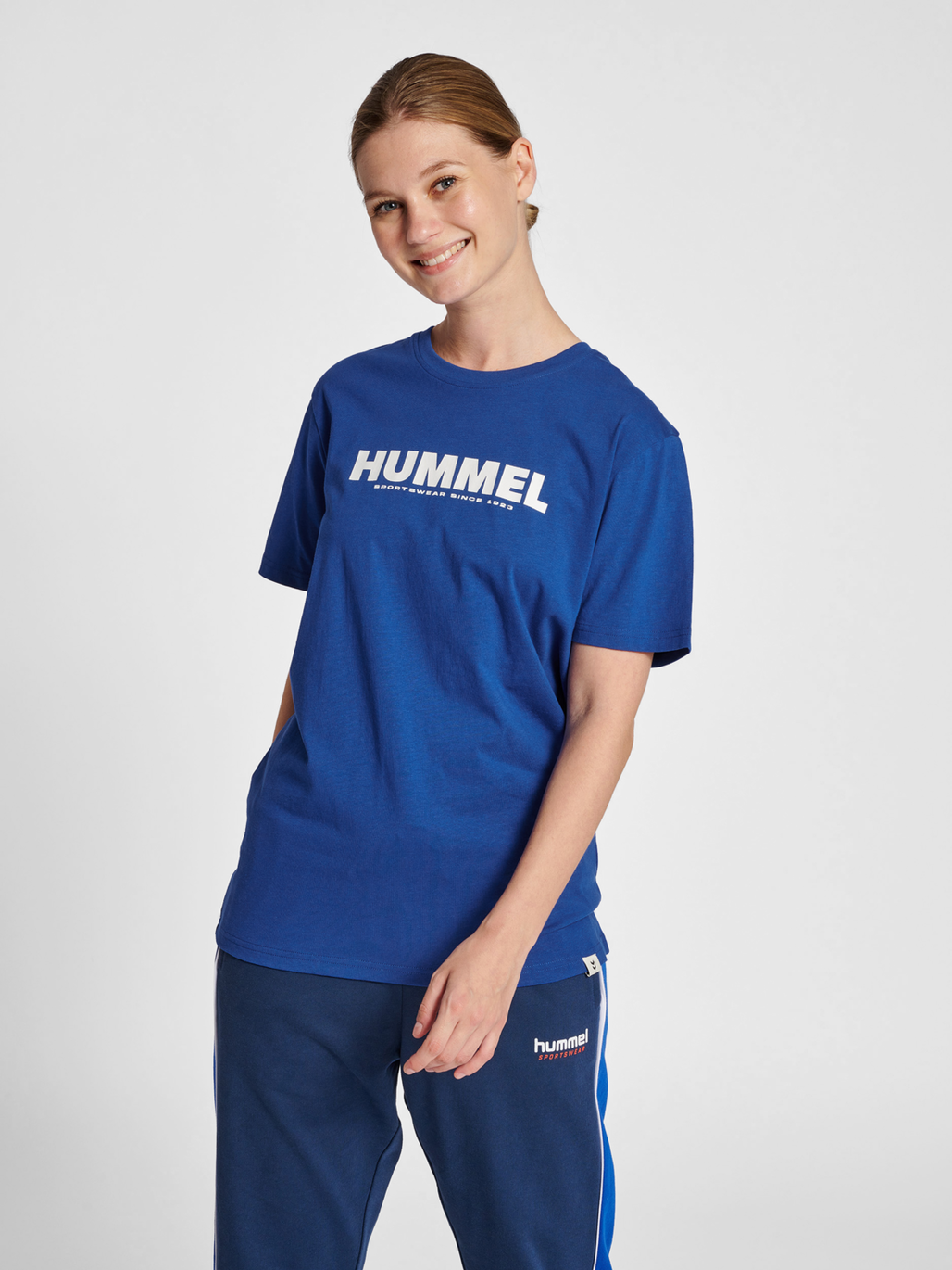 hmlLEGACY T-SHIRT, MAZARINE BLUE, model