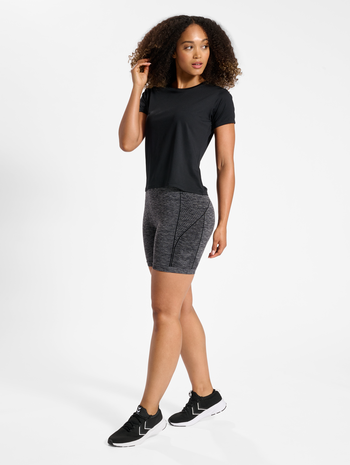 hmlTE CAMI SEAMLESS MW SHORTS, BLACK MELANGE, model