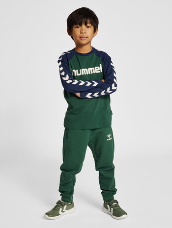 hmlBOYS T-SHIRT L/S, PINENEEDLE, model