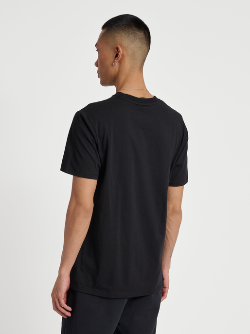 hmlHIVE OWEN T-SHIRT, 2001, model