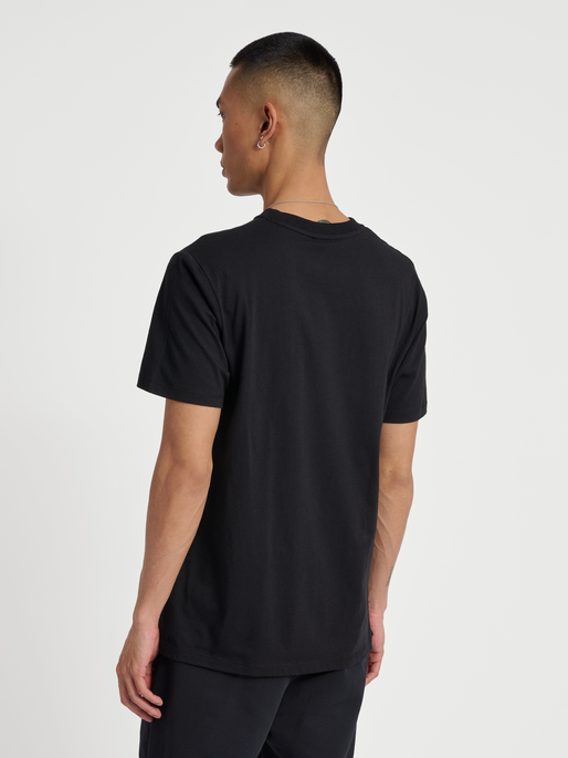 hmlHIVE OWEN T-SHIRT, BLACK, model