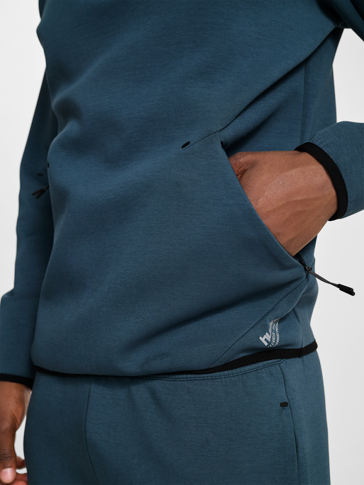 hmlTECH FLEECE HALFZIP, STARGAZER, model