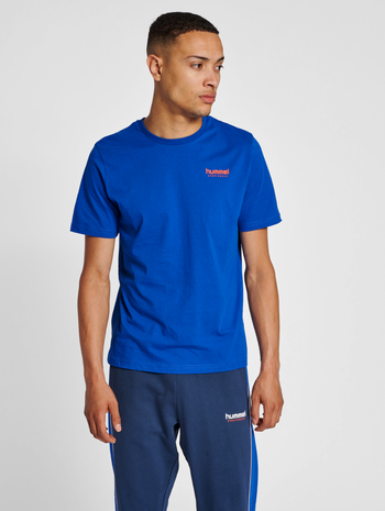 hmlLGC JOSE T-SHIRT, MAZARINE BLUE, model