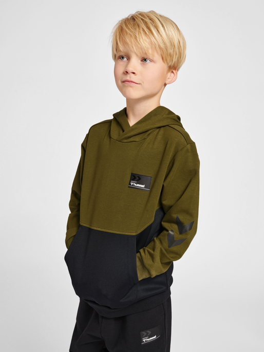 hmlEDWARD HOODIE, DARK OLIVE, model