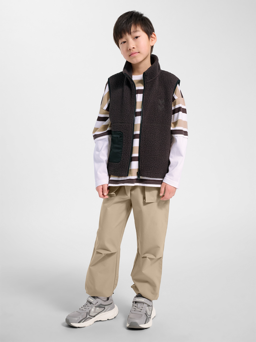 hmlJR MARTINI FLEECE ZIP VEST, CHOCOLATE TORTE, model