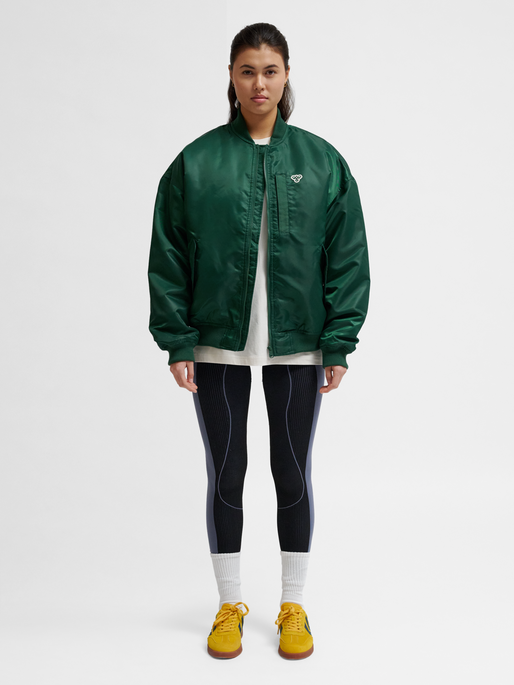 hmlBASEBALL JACKET BEE, DARK GREEN, model