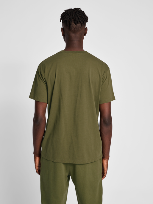 hmlLP10 BOXY T-SHIRT, IVY GREEN, model