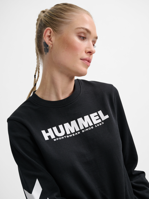 hmlLEGACY WOMAN SWEATSHIRT, BLACK, model