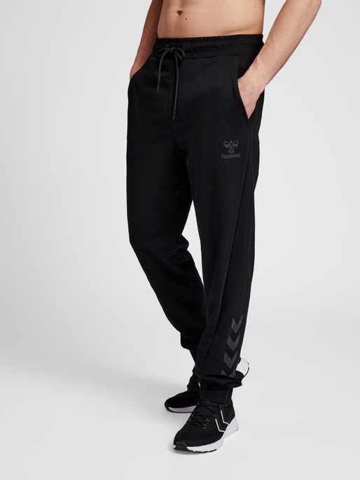 hmlISAM 2.0 REGULAR PANTS, BLACK, model