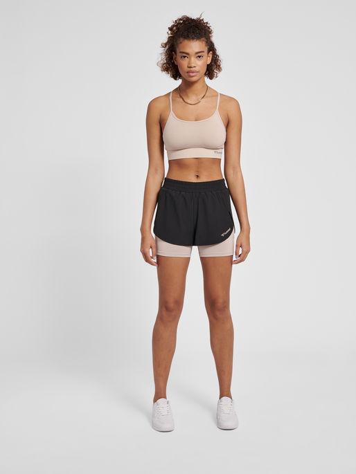 hmlTIFFY SEAMLESS SPORTS TOP, CHATEAU GRAY, model