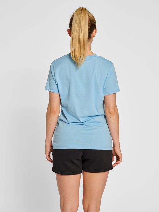 hmlRED HEAVY T-SHIRT S/S WOMAN, BLUE BELL, model
