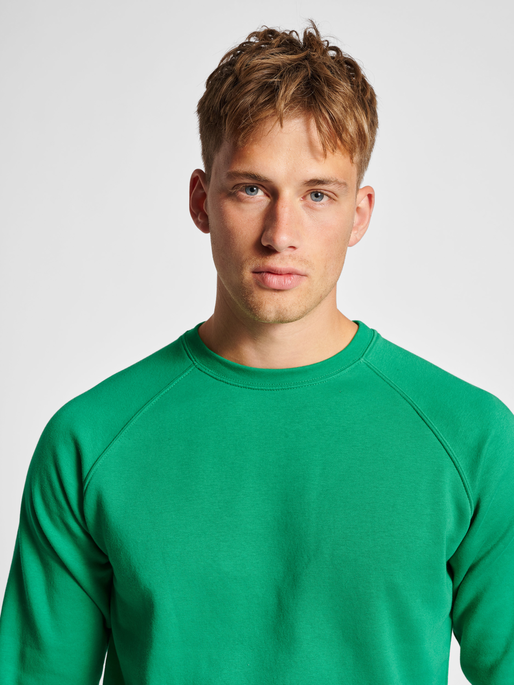 hmlRED CLASSIC SWEATSHIRT, JELLY BEAN, model