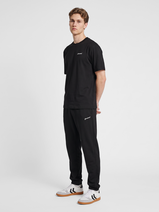 hmlCLUB T-SHIRT S/S, BLACK, model